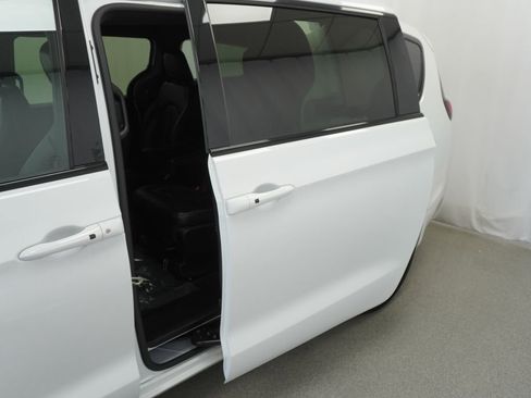 Used 2024 Chrysler Pacifica Select image 20