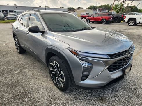 Used 2025 Chevrolet Trax RS w/ Sunroof Package image 1
