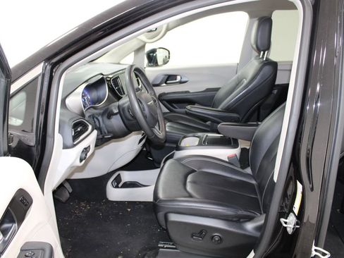 Used 2024 Chrysler Pacifica Touring-L image 17