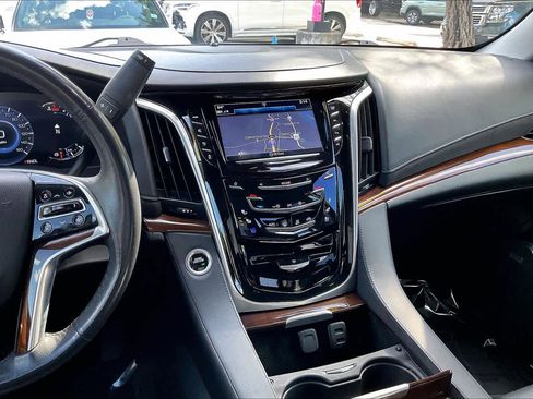 Used 2020 Cadillac Escalade Luxury image 6