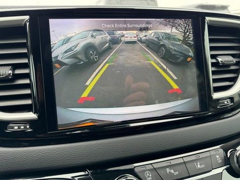 Used 2024 Chrysler Pacifica Touring-L FWD image 22