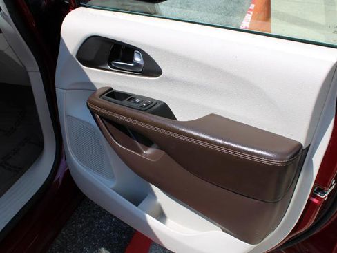 Used 2021 Chrysler Voyager LX image 14