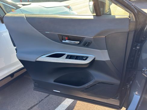 Used 2021 Toyota Venza XLE w/ Softex Package image 10