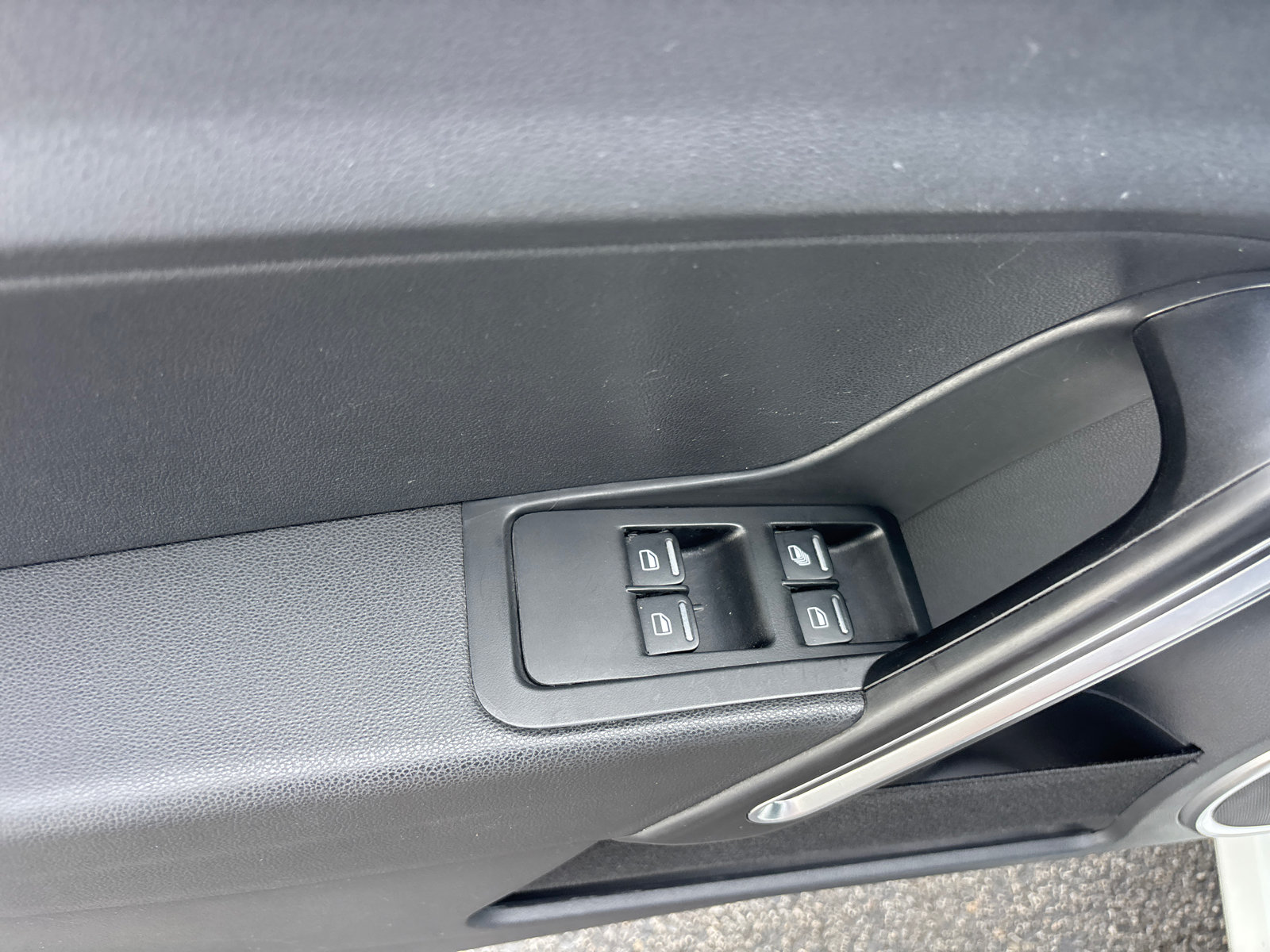 Used 2018 Volkswagen Beetle 2.0T S FWD image 13