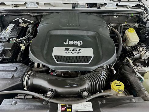 Used 2013 Jeep Wrangler Unlimited Sahara image 29