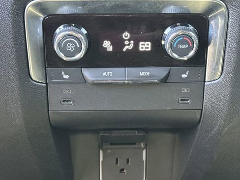 Used 2025 Chevrolet Suburban Premier RWD image 24