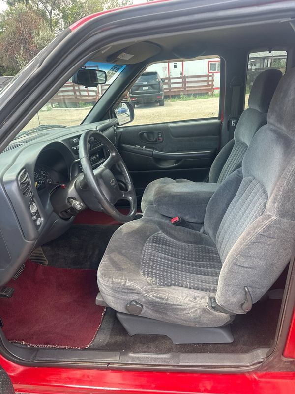 Used 2000 Chevrolet S10 Pickup LS w/ Preferred Equipment Group AWD/4WD image 2