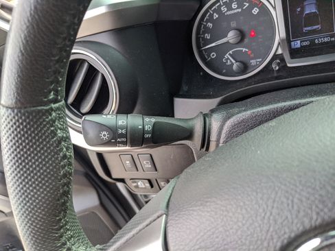 Used 2021 Toyota Tacoma Limited image 33