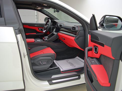 Used 2022 Lamborghini Urus AWD/4WD image 56