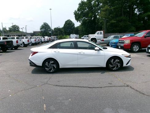 Used 2025 Hyundai Elantra SEL FWD image 5