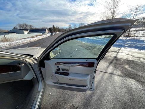 Used 2003 Lincoln Town Car Cartier image 28