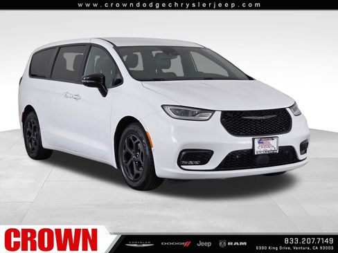 Certified 2024 Chrysler Pacifica Limited FWD image 1