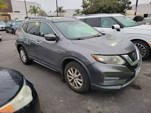 Used 2018 Nissan Rogue SV image 3