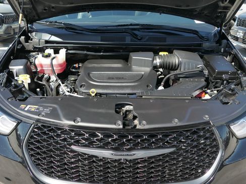 Used 2025 Chrysler Pacifica Limited FWD image 29