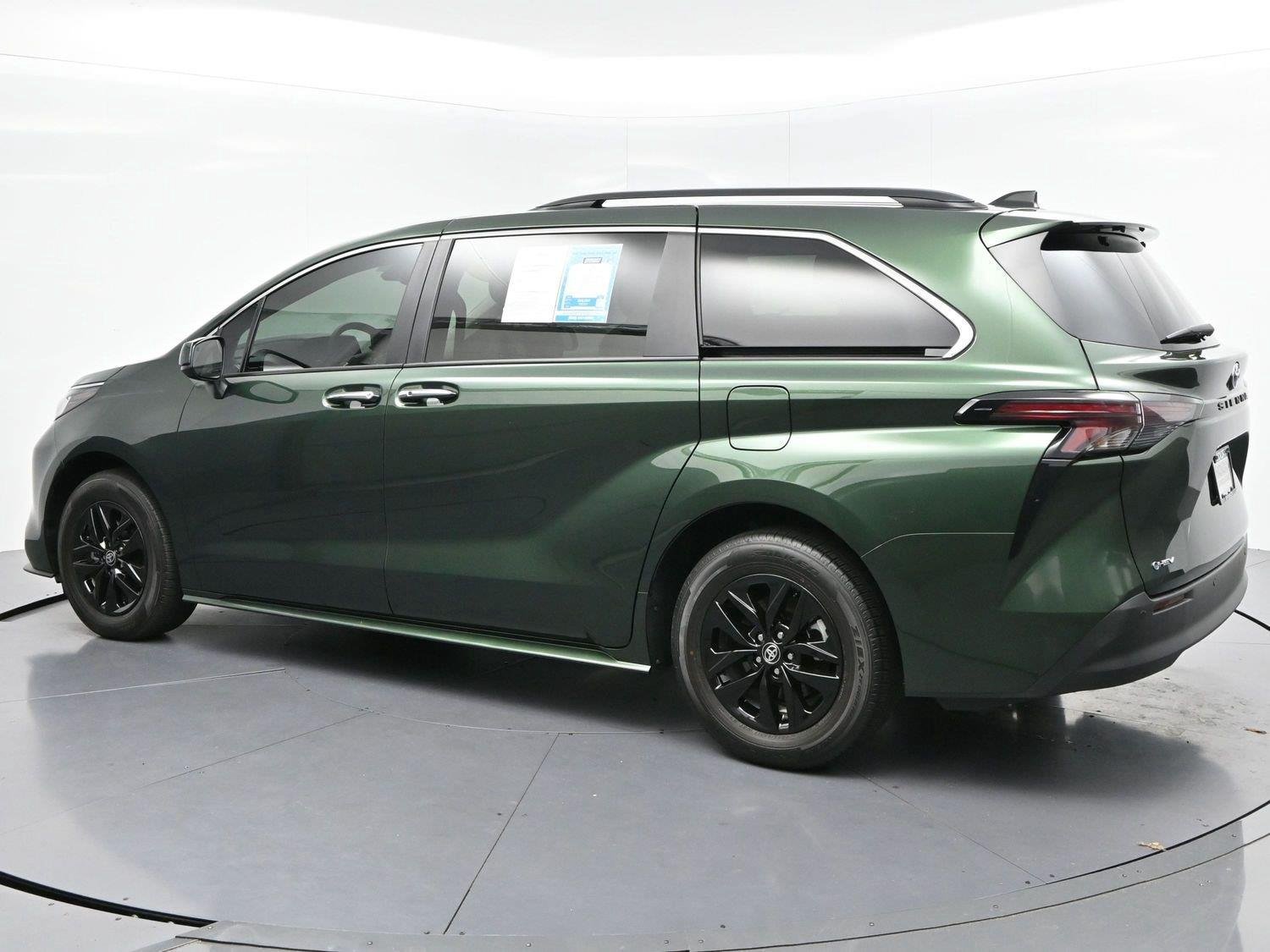 Used 2025 Toyota Sienna XLE FWD image 4