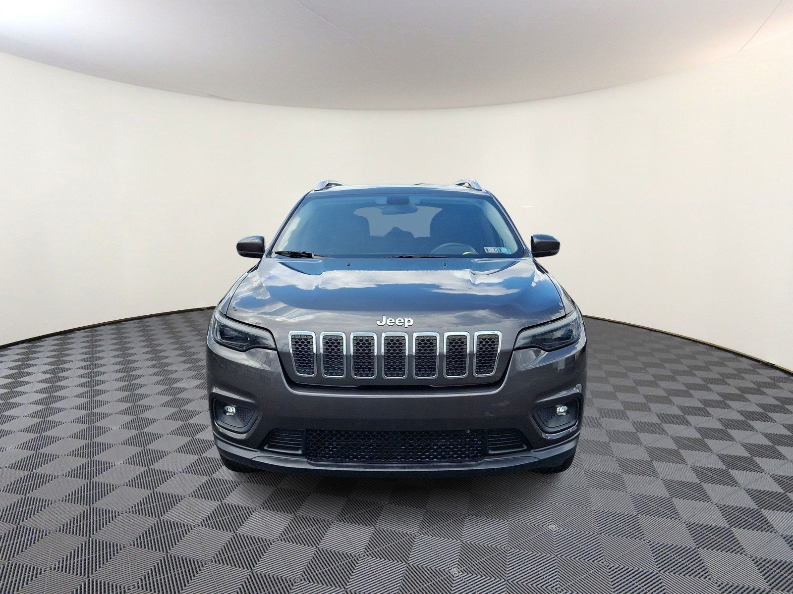 Used 2019 Jeep Cherokee Latitude Plus w/ Cold Weather Group AWD/4WD image 2