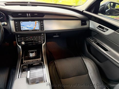 Used 2016 Jaguar XF Prestige RWD image 8