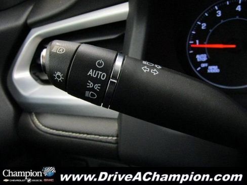 Used 2023 GMC Acadia SLE image 22