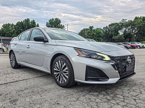 Used 2025 Nissan Altima 2.5 SV FWD image 1