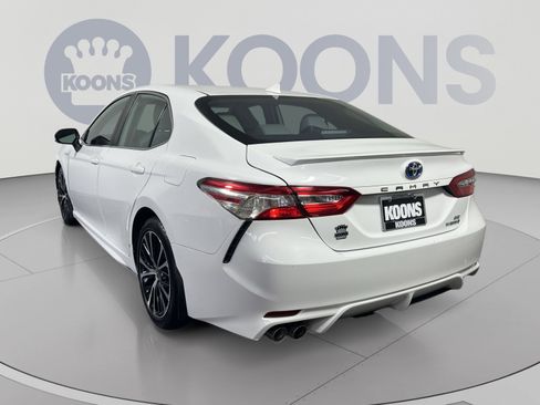 Used 2020 Toyota Camry SE w/ Sunroof Package FWD image 4