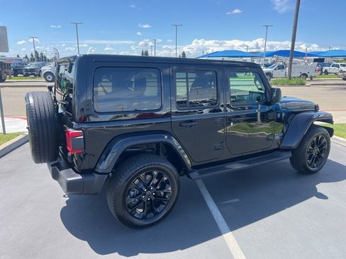 Used 2025 Jeep Wrangler Unlimited Sahara AWD/4WD image 15
