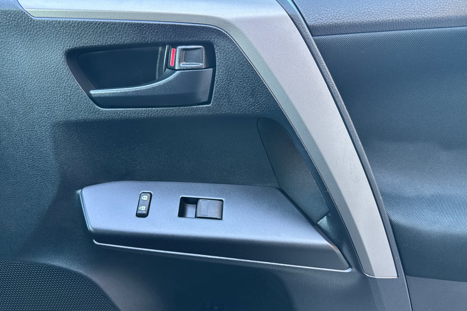 Used 2018 Toyota RAV4 LE FWD image 19