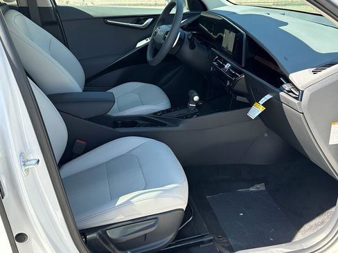New 2025 Kia Niro EX image 9