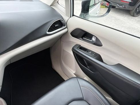 Used 2024 Chrysler Pacifica Touring-L FWD image 17