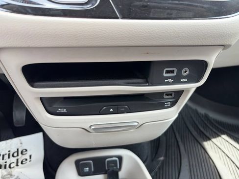 Used 2018 Chrysler Pacifica Touring-L Plus FWD image 28
