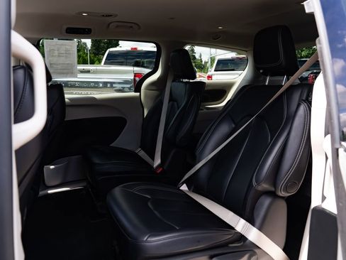 Used 2023 Chrysler Pacifica Touring-L FWD image 19