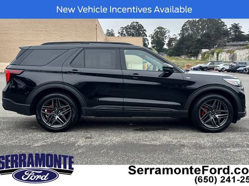 Used 2026 Ford Explorer ST-Line w/ ST-Line Street Pack AWD/4WD image 3