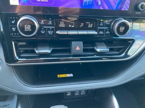 Used 2023 Toyota Highlander Limited AWD/4WD image 37