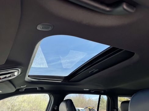 Used 2025 Jeep Grand Cherokee Altitude image 3