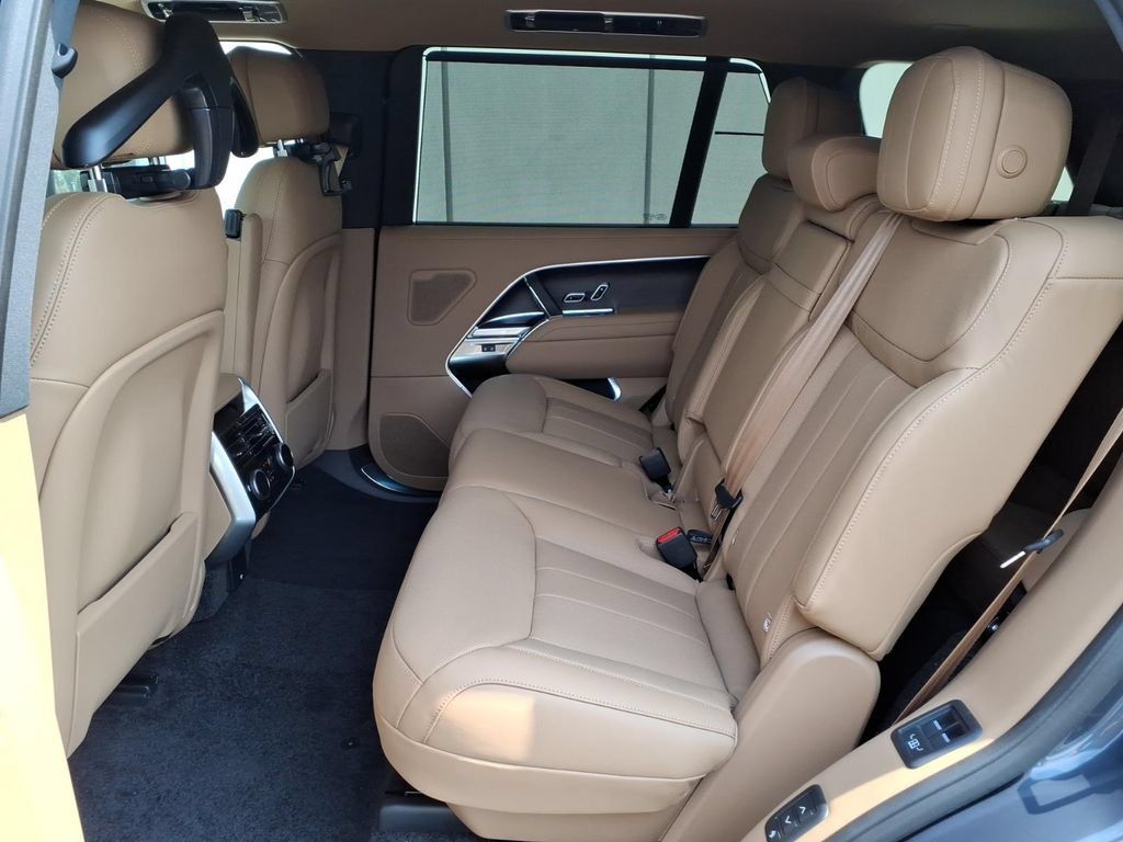 New 2026 Land Rover Range Rover Long Wheelbase SE AWD/4WD image 8