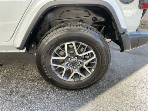 Used 2025 Jeep Wrangler Sahara image 29