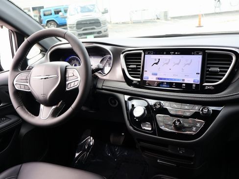 New 2026 Chrysler Pacifica Select image 13