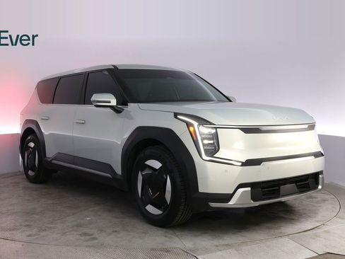 Used 2024 Kia EV9 Light Long Range RWD image 13