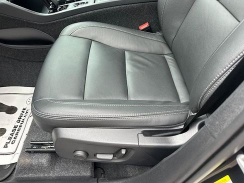 Used 2025 Volvo XC40 B5 Core image 10