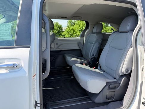 Used 2022 Toyota Sienna XLE w/ XLE Plus Package FWD image 23
