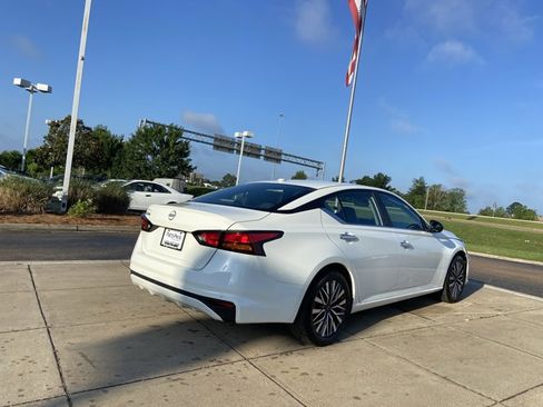 Used 2025 Nissan Altima 2.5 SV FWD image 13