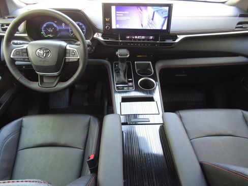 Used 2025 Toyota Sienna XSE AWD/4WD image 35