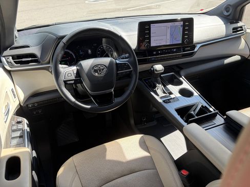 Used 2023 Toyota Sienna Limited FWD image 11