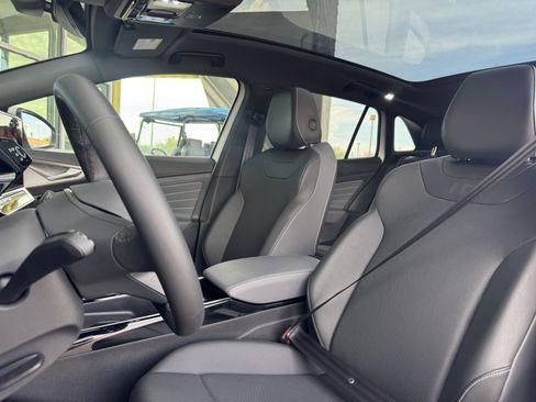 Used 2024 Volkswagen ID.4 S image 32