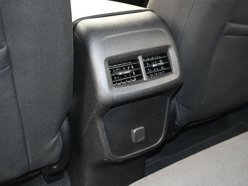 Used 2018 Chevrolet Equinox LT FWD image 17