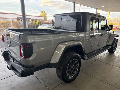 Used 2020 Jeep Gladiator Overland image 4