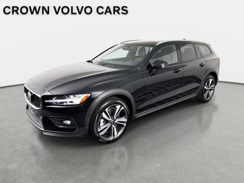 Used 2025 Volvo V60 B5 Cross Country Plus image 1