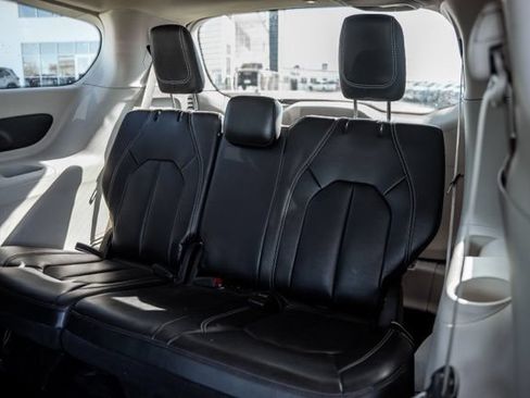 Used 2023 Chrysler Pacifica Touring-L FWD image 31