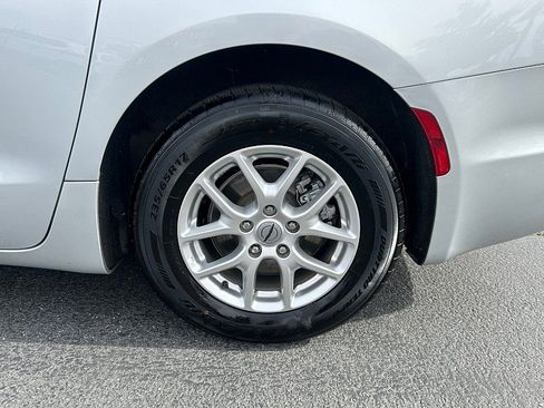 Used 2024 Chrysler Pacifica Touring-L FWD image 14