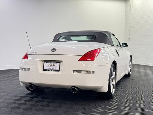 Used 2009 Nissan 350Z Touring image 2