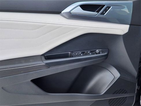 New 2025 Volkswagen Taos SEL image 10